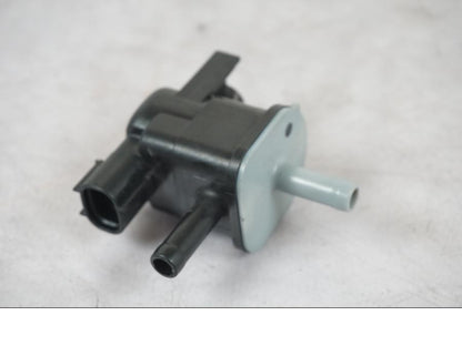 Framsidan på Fuel Evap System från en Triumph Tiger 1200 -2018 motorcykel.