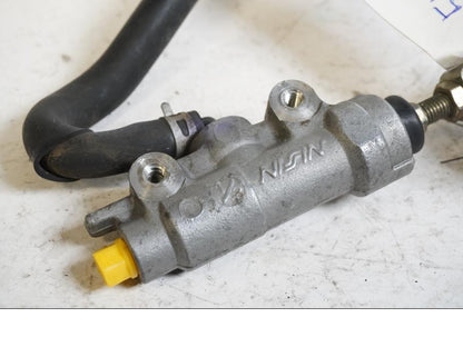 Baksidan på Bromshuvudcylinder från en Suzuki DR 650 -1998 motorcykel.