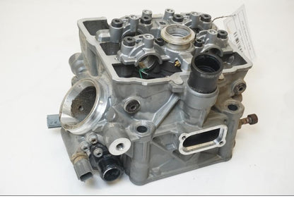 Framsidan på Topplock från en KTM 1190 Adventure -2015 motorcykel.