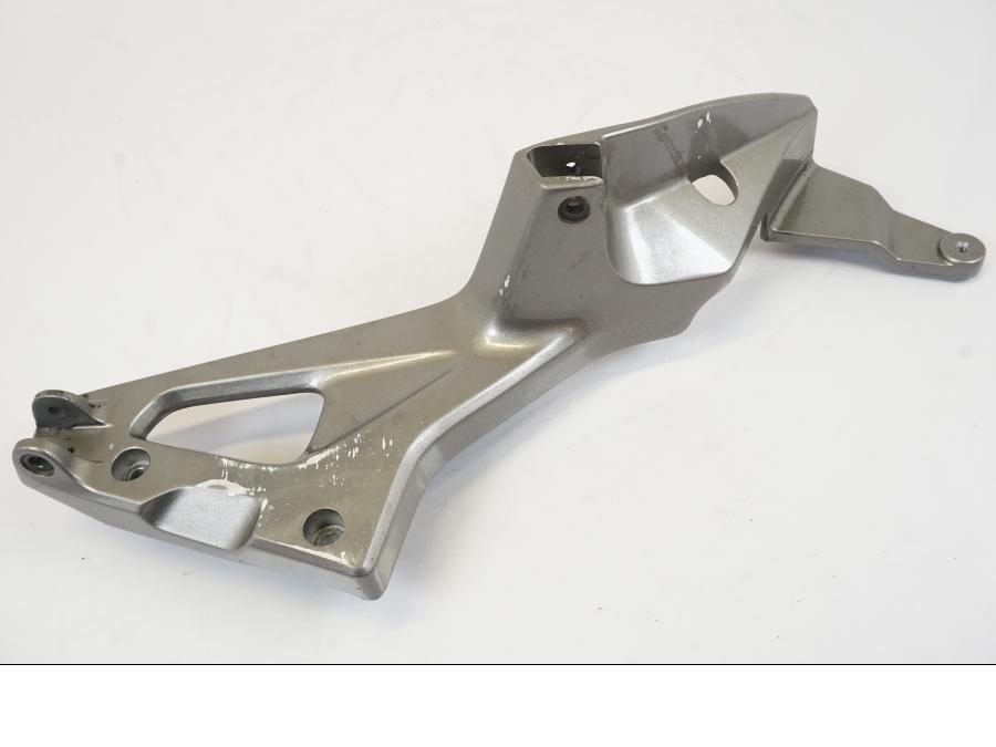 Framsidan på Fotpinnefäste från en Honda NT 700 -2008 motorcykel.