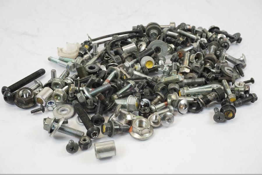 Snett uppifrån på Skruv / Mutter etc från en Honda NT 700 -2008 motorcykel.