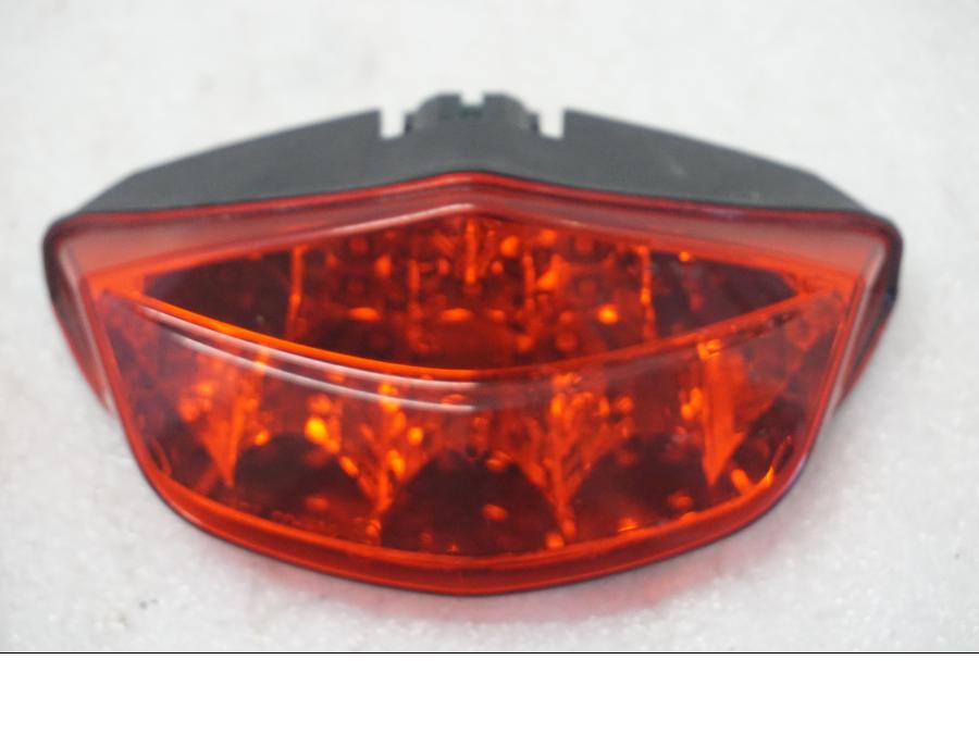 Vänster sida på Baklampa från en Ducati Monster 796 -2013 motorcykel.