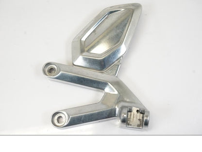 Framsidan på Fotpinnefäste från en Triumph Trident -2021 motorcykel.