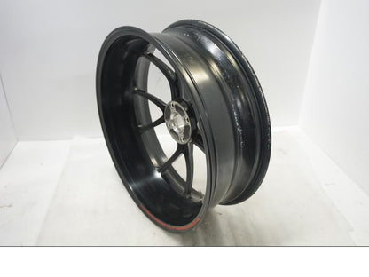 Höger sida på Fälg från en Ducati Monster 796 -2013 motorcykel.