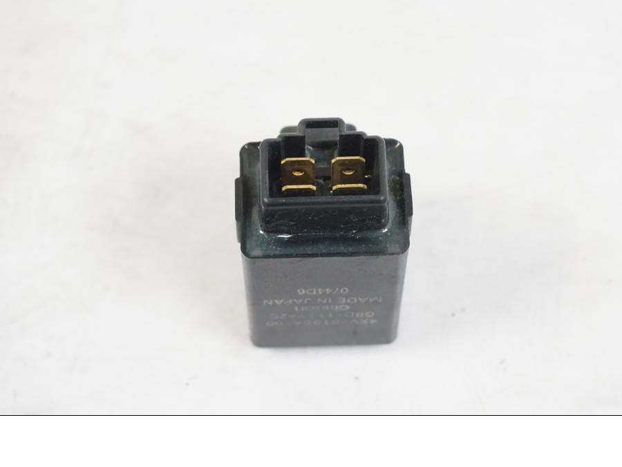 Höger sida på Relä från en Yamaha XVS 1100 -2004 motorcykel.