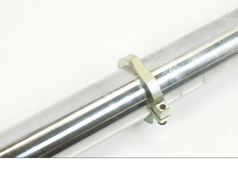 Vänster sida på Gaffelben från en Suzuki VL 1500 -1999 motorcykel.