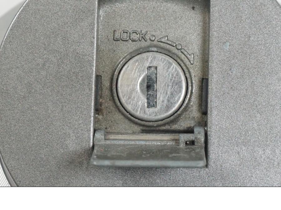 Snett uppifrån på <p>Låssats från Yamaha FJ 1200 1986.</p>

<p>Tändningslås. Tanklock, 1st nyckel.</p>

<p>Repor och slitage av lack på tändningslåset samt att gummiskyddet för vajrarna har ett mindre hål se bilder.</p> motorcykel.