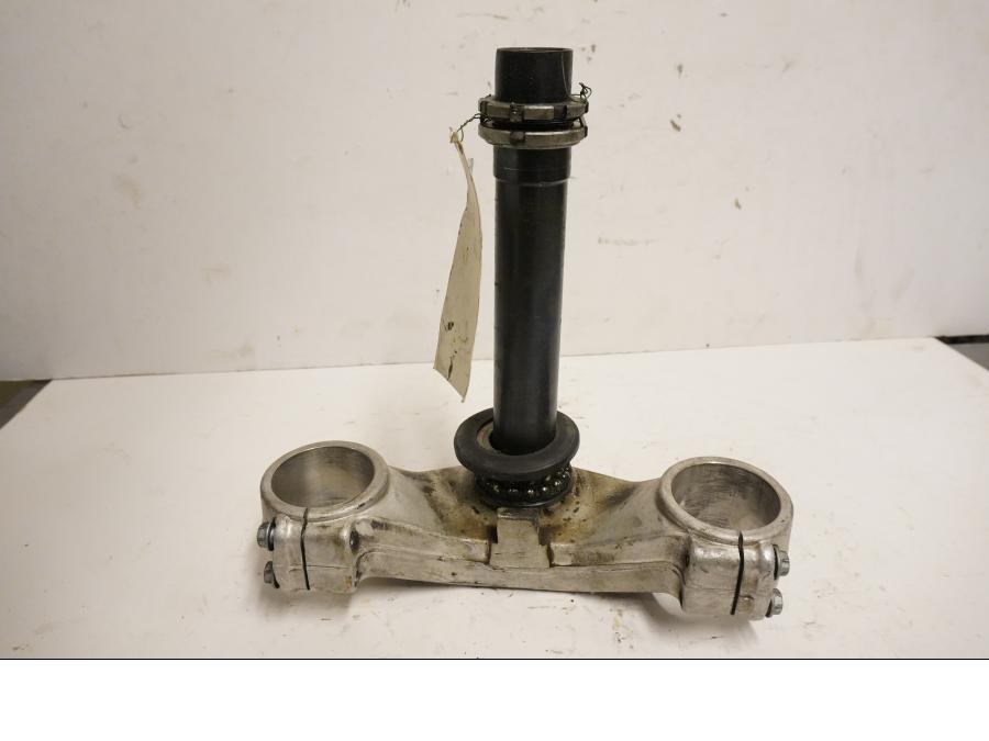 Framsidan på Gaffelkrona från en Aprilia ETV 1000 -2002 motorcykel.