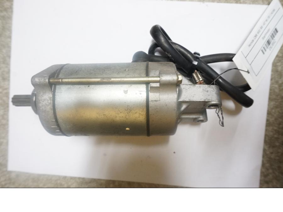 Framsidan på Startmotor från en Honda CBR 900 RR -1997 motorcykel.