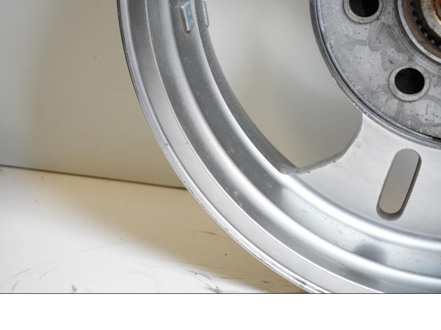 Extrabild1 på Fälg från en Kawasaki VN 1600 Mean Streak -2004 motorcykel.