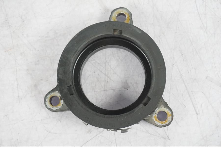 Baksidan på Insugsgummi från en BMW R 1200 GS -2005 motorcykel.