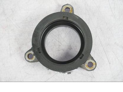 Baksidan på Insugsgummi från en BMW R 1200 GS -2005 motorcykel.