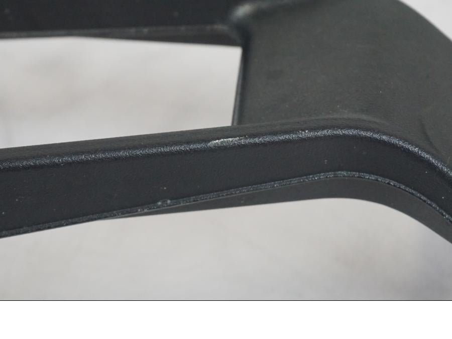 Vänster sida på Fotpinnefäste från en KTM 1290 Super Duke R -2018 motorcykel.