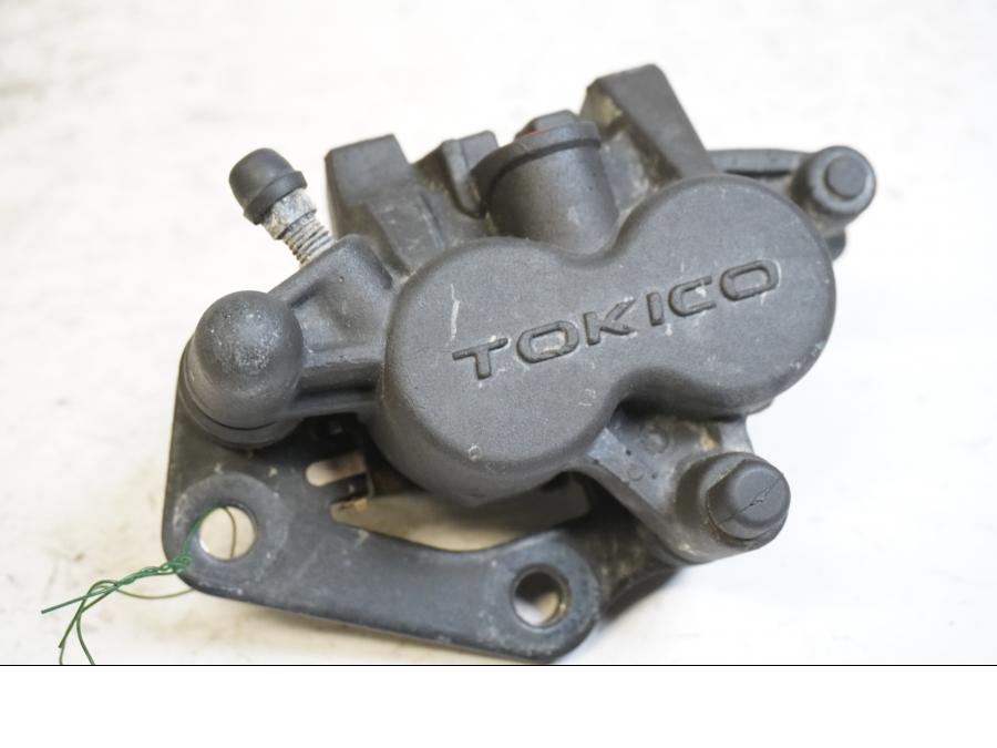 Framsidan på Bromsok från en Suzuki SV 650 -2004 motorcykel.