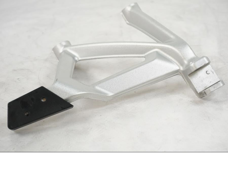 Höger sida på Fotpinnefäste från en BMW R 1250 GS -2021 motorcykel.