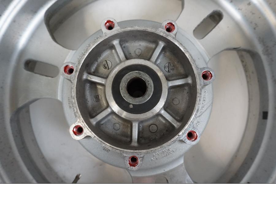 Baksidan på Fälg från en Kawasaki VN 1500 Mean Streak -2002 motorcykel.