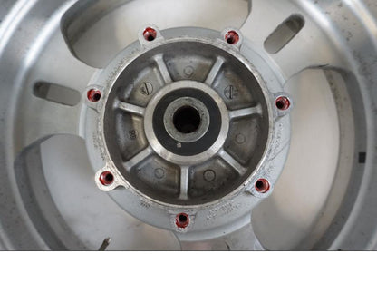 Baksidan på Fälg från en Kawasaki VN 1500 Mean Streak -2002 motorcykel.