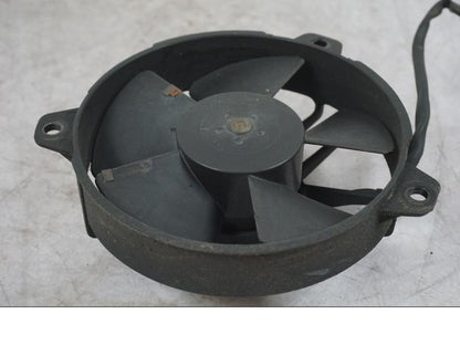 Höger sida på Vattenkylfläkt från en Buell 1125 R -2008 motorcykel.