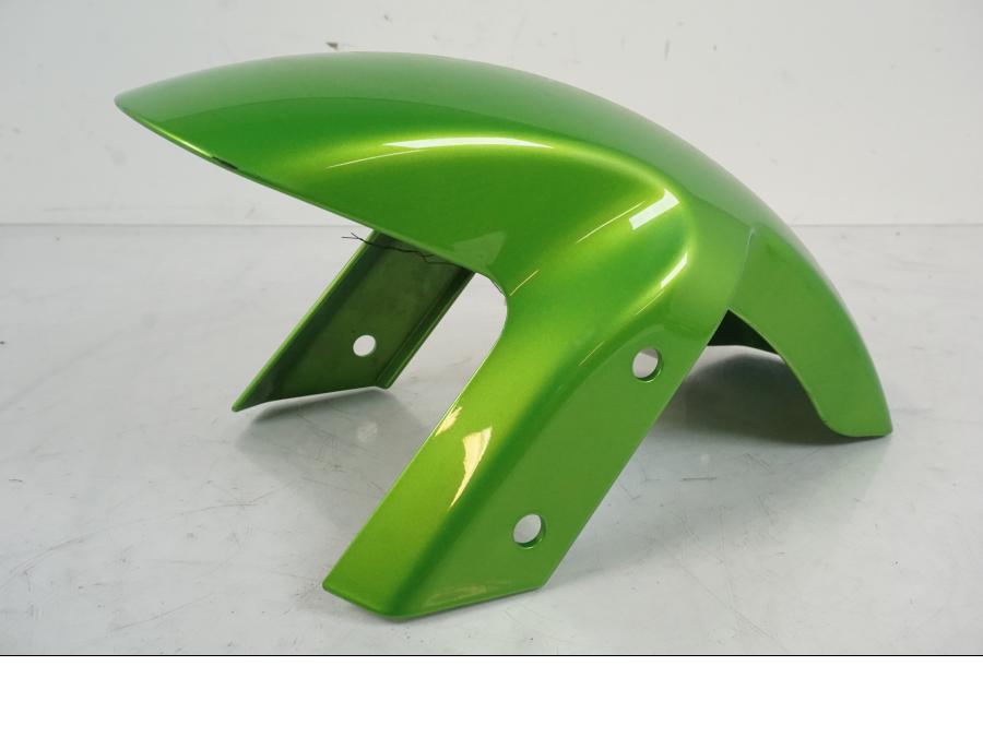 Vänster sida på <p>Framskärm från Kawasaki ER-6N 2008.</p>

<p>Liten skav märke i framkanten på vänster sida se bild.</p> motorcykel.