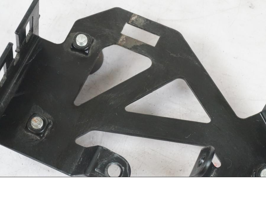 Höger sida på ABS Låda från en KTM 690 Duke -2015 motorcykel.