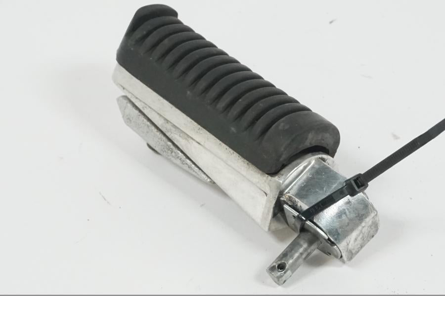 Baksidan på Fotpinne från en Yamaha XJ 6 -2011 motorcykel.