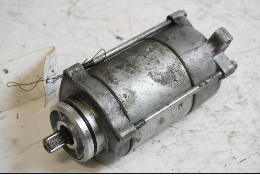 Framsidan på Startmotor från en Honda VFR 750 -1990 motorcykel.