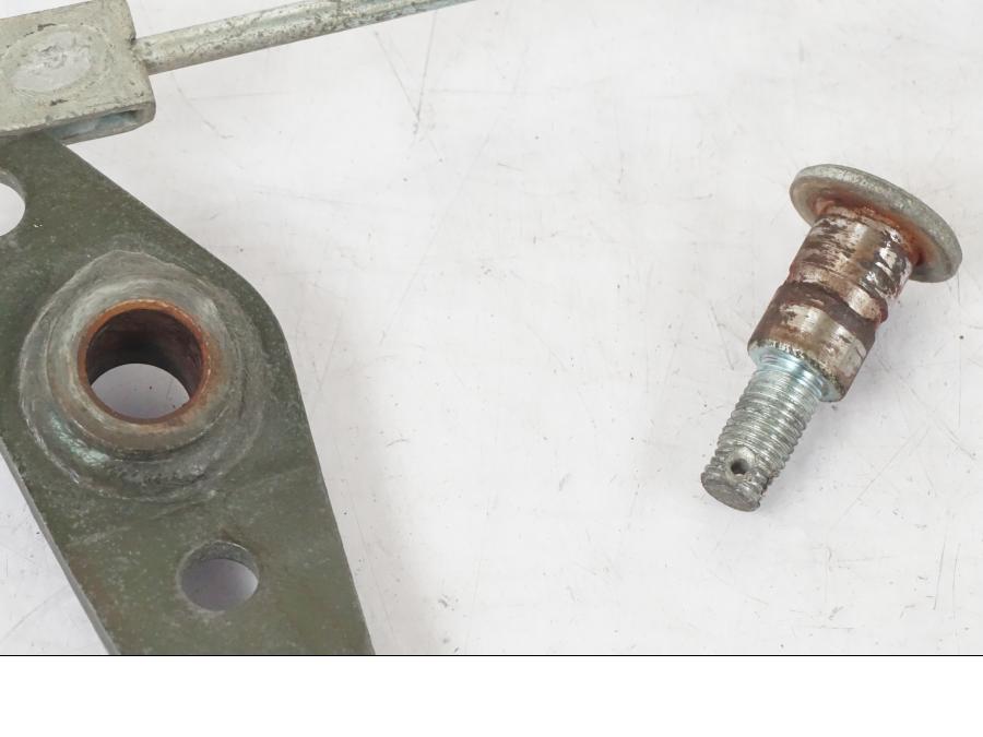 Baksidan på Bromslänkage från en Suzuki VL 800 -2002 motorcykel.