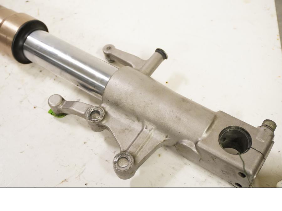 Baksidan på Gaffelben från en Kawasaki ZXR 400 -1992 motorcykel.