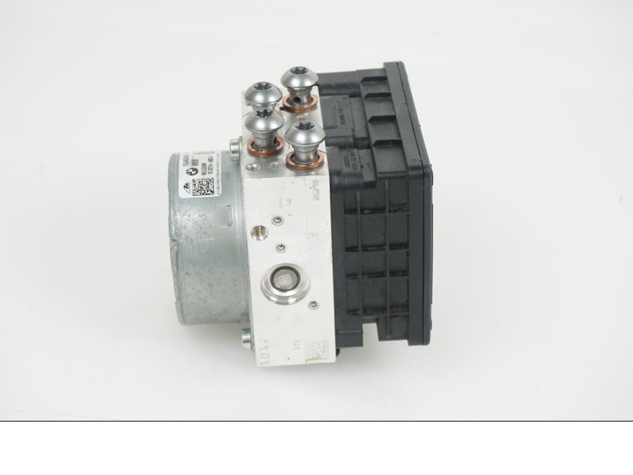 Vänster sida på ABS Modulator från en BMW R 1250 GS -2023 motorcykel.