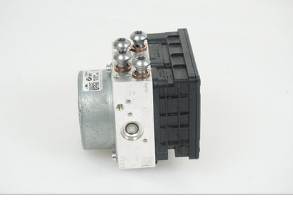 Vänster sida på ABS Modulator från en BMW R 1250 GS -2023 motorcykel.