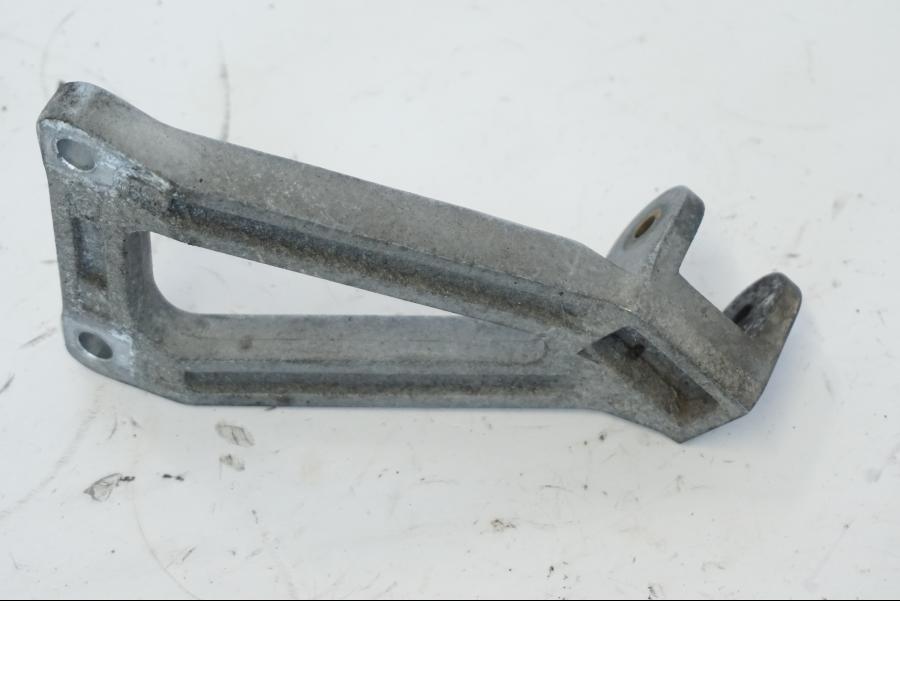 Snett uppifrån på Fotpinnefäste från en Kawasaki ZR-7 -2001 motorcykel.