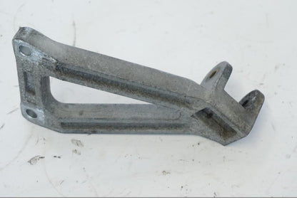 Snett uppifrån på Fotpinnefäste från en Kawasaki ZR-7 -2001 motorcykel.