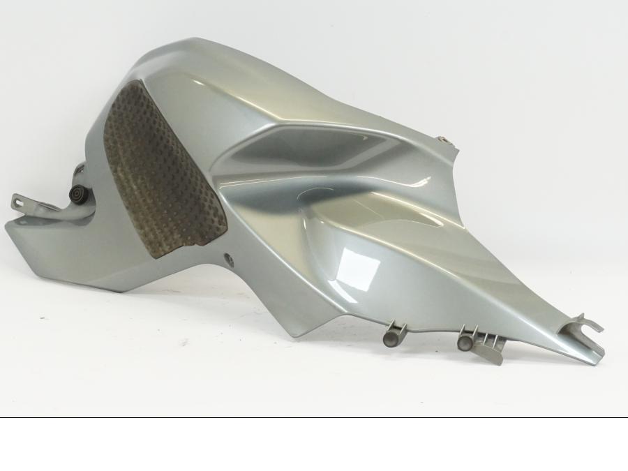 Baksidan på Bensintankskåpa från en BMW K 1200 S -2006 motorcykel.