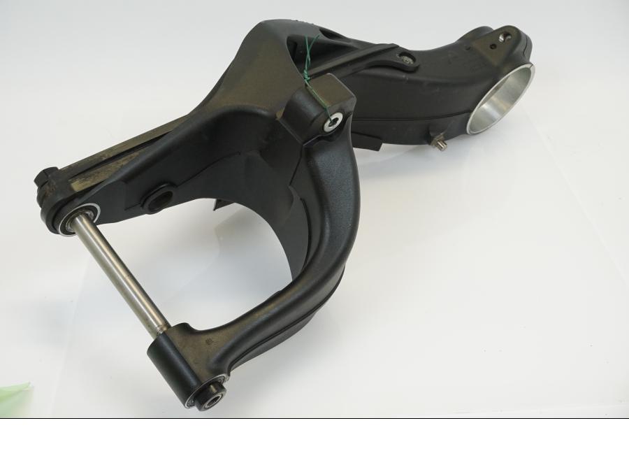 Höger sida på Sving från en KTM 1290 Super Duke -2020 motorcykel.