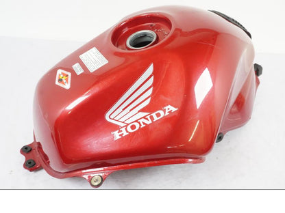 Framsidan på Bensintank från en Honda NT 650 V -2002 motorcykel.