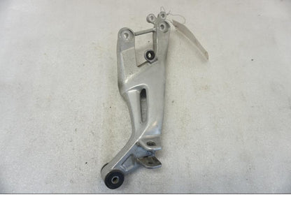 Framsidan på Fotpinnefäste från en Honda CBR 1100 XX -1998 motorcykel.