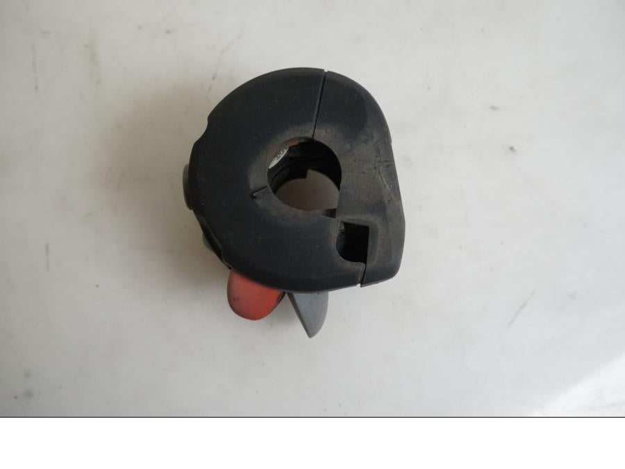 Snett uppifrån på Styrelreglage från en BMW K 1200 S -2007 motorcykel.