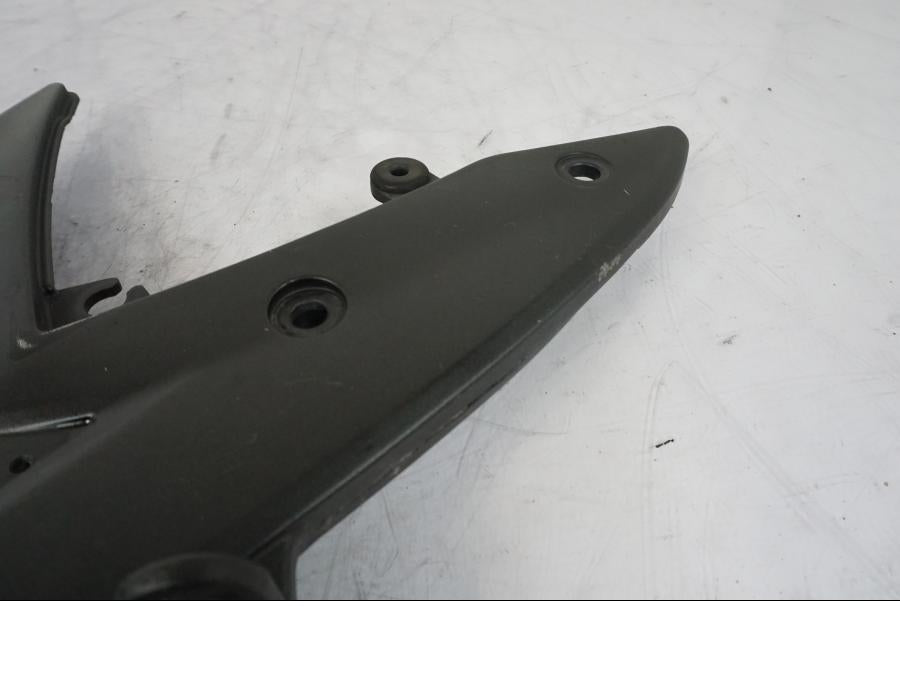 Baksidan på Fotpinnefäste från en Kawasaki ER-6N -2008 motorcykel.