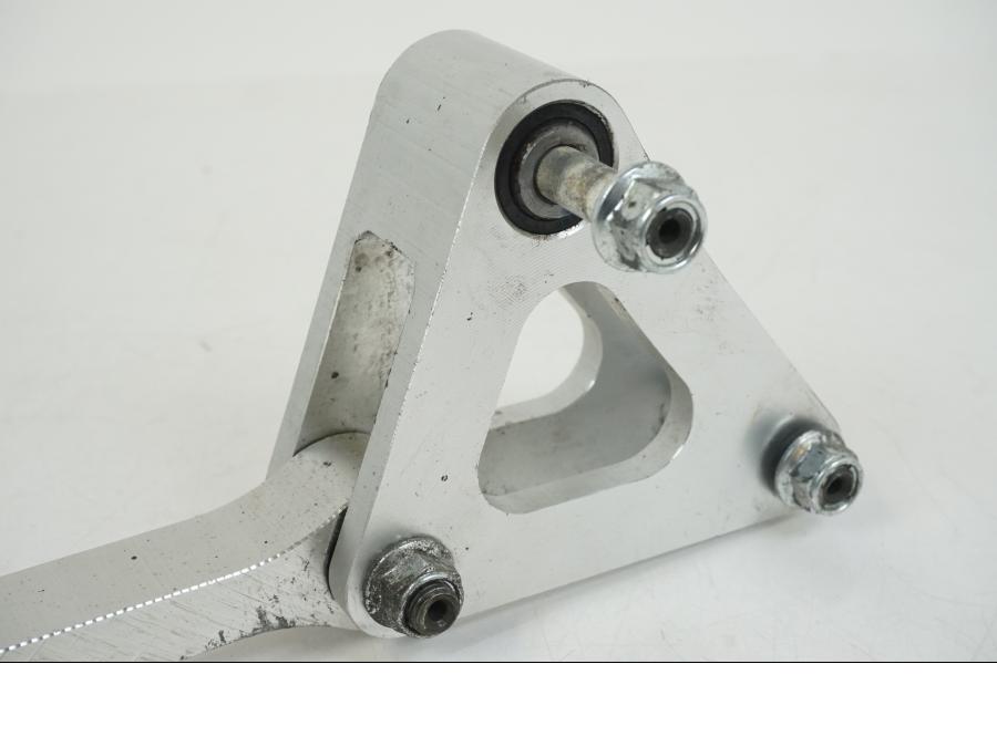 Höger sida på Stötdämparlänkage från en Yamaha YZF 1000 R1 -2007 motorcykel.