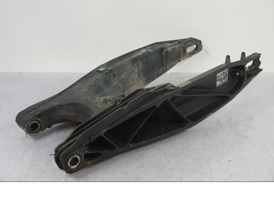 Snett nerifrån på Sving från en KTM 1290 Super Adventure R -2018 motorcykel.