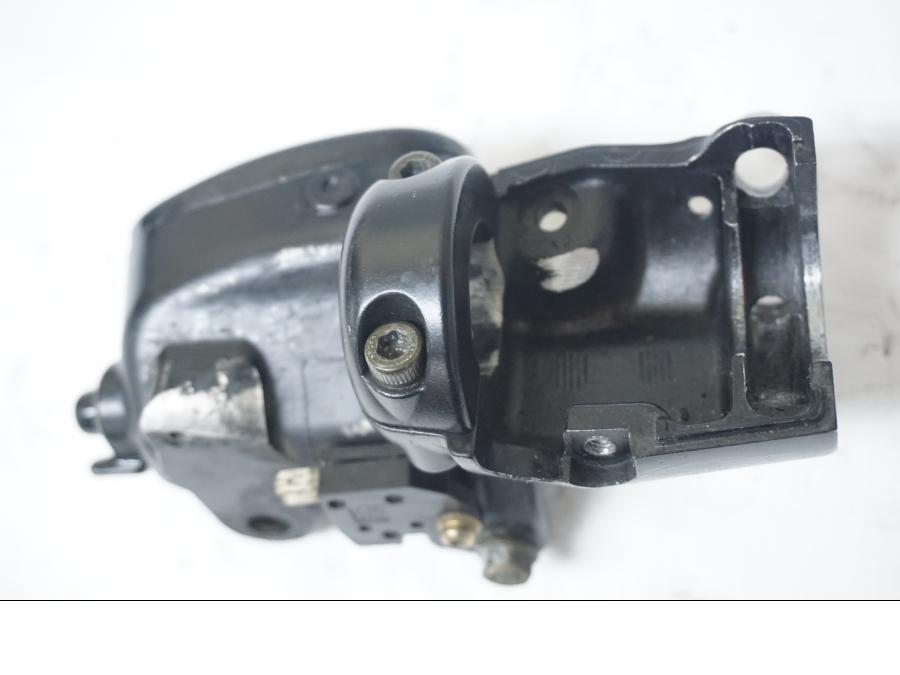 Vänster sida på Bromshuvudcylinder från en Triumph Bonneville -2001 motorcykel.