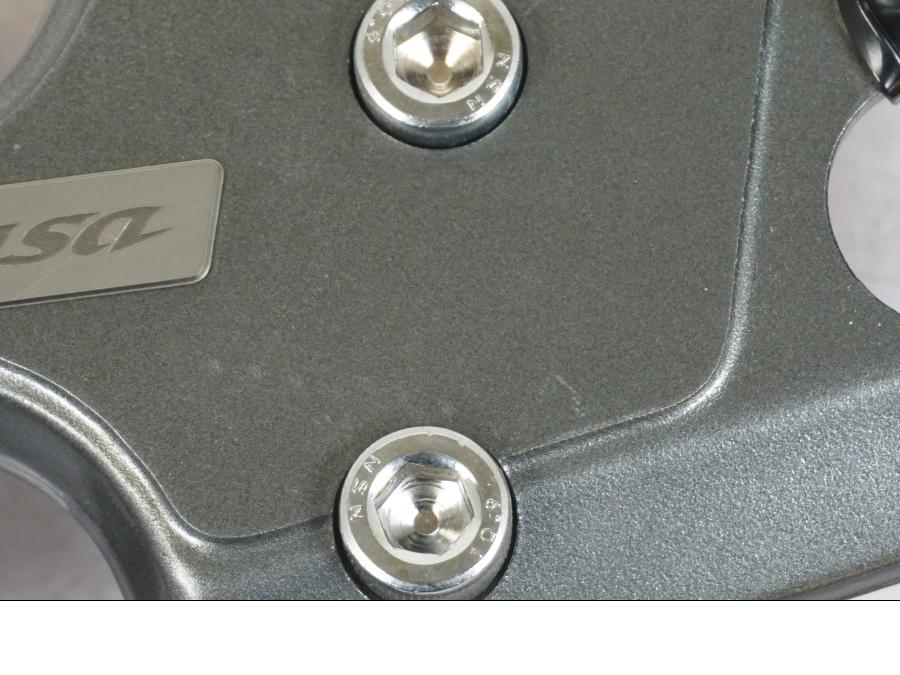 Vänster sida på Styrfäste från en Suzuki GSX 1300 RX -1999 motorcykel.