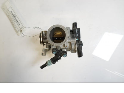 Baksidan på Spjällhus från en Honda CBR 125 R -2011 motorcykel.