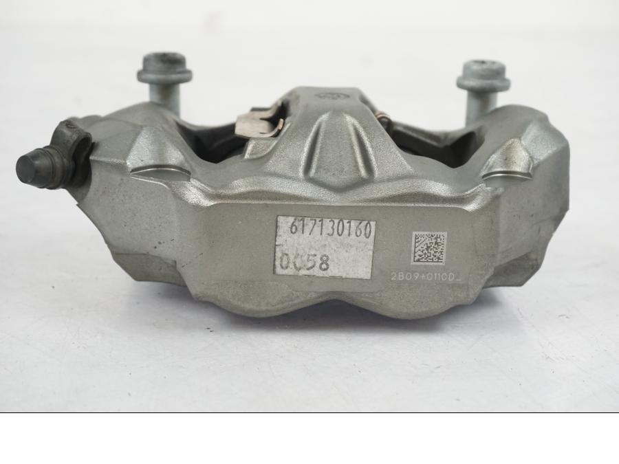 Höger sida på Bromsok från en KTM 1290 Super Duke R -2022 motorcykel.