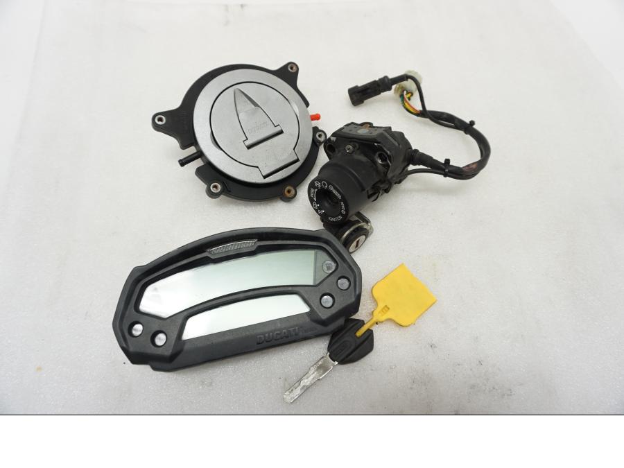 Framsidan på Låssats från en Ducati Monster 696 -2010 motorcykel.