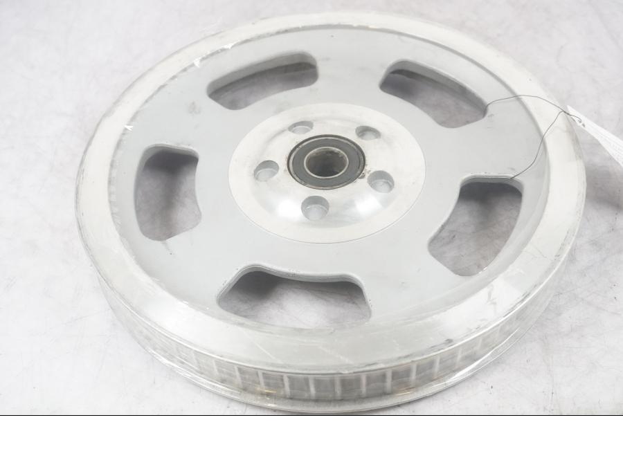 Framsidan på Remdrev från en H-D V-Rod 1130 -2005 motorcykel.