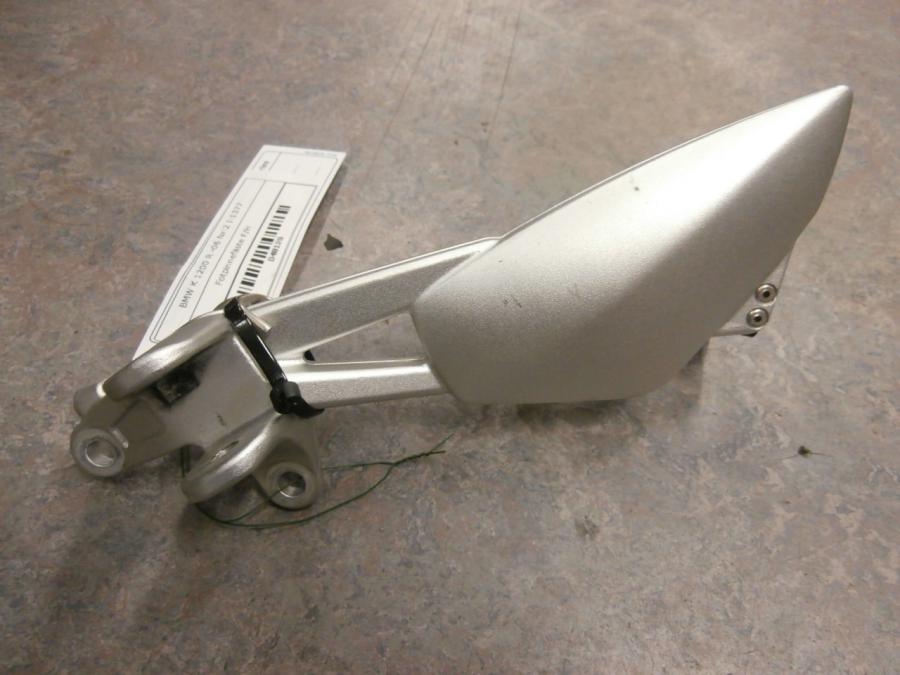 Framsidan på Fotpinnefäste från en BMW K 1200 R -2006 motorcykel.