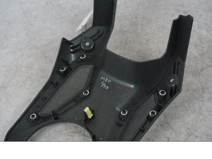 Snett nerifrån på Bensintankskåpa från en Yamaha MT-09 -2024 motorcykel.