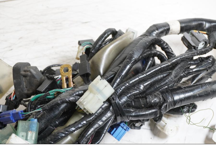 Vänster sida på Kabelstam från en Honda VFR 800 -2005 motorcykel.