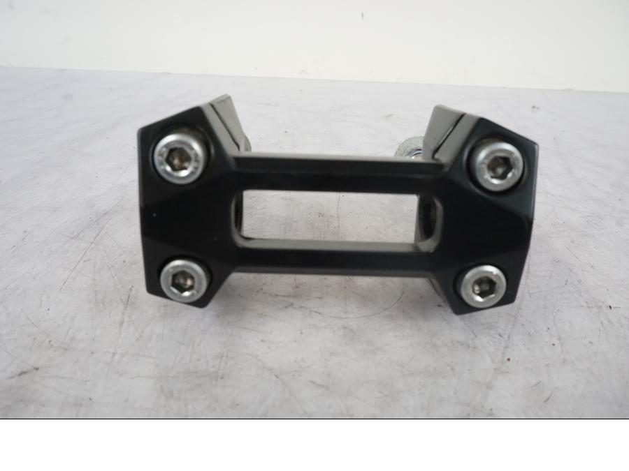 Baksidan på Styrfäste från en Kawasaki Z 800 -2014 motorcykel.